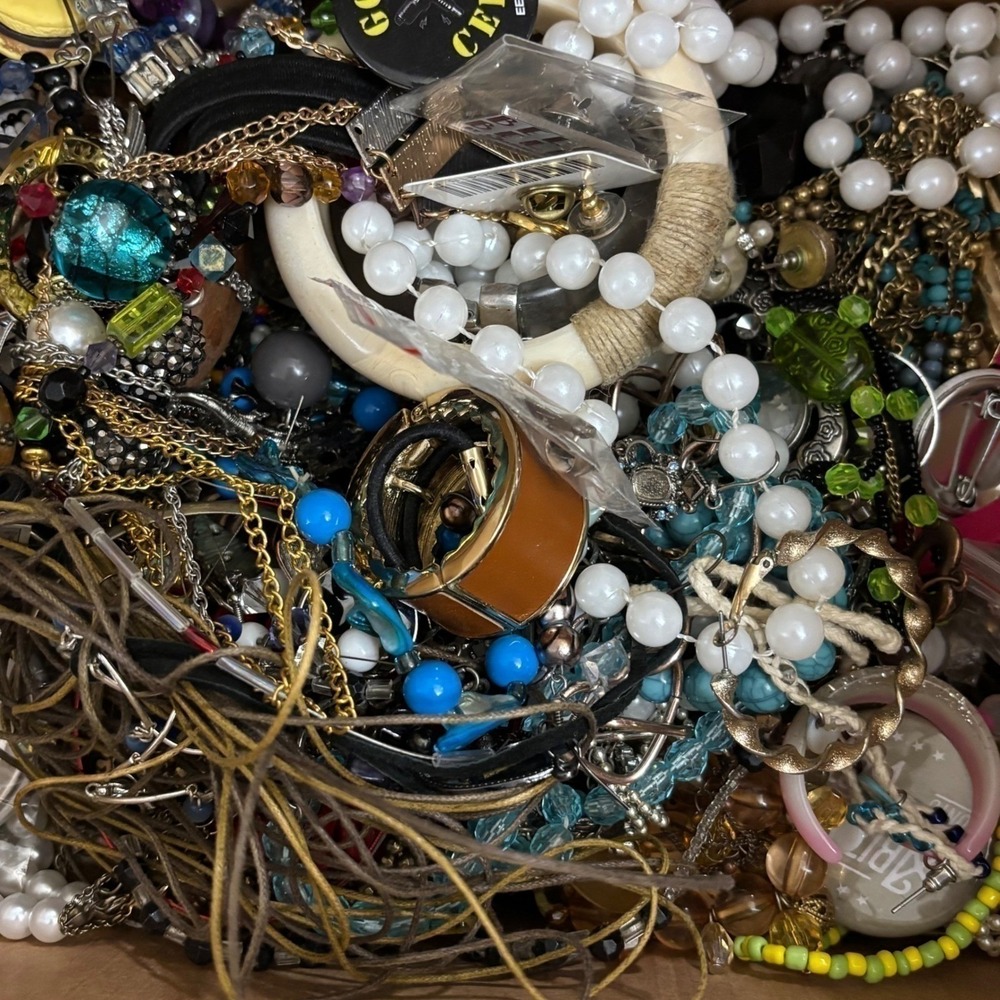 5 lb box Costume Mystery Jewelry Crafting Tangled Junk Broken Variety - Picture 4 of 4